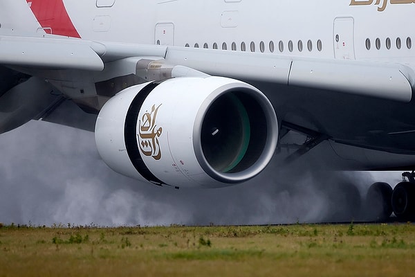 Uçakların bir diğer geri gitme yöntemi daha var: "Thrust reverser" yani ters itme kullanımı.