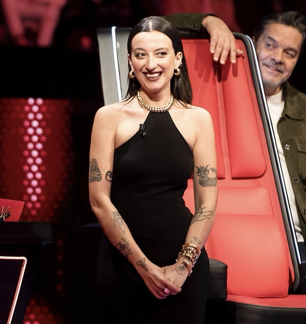 Yarışmanın çiçeği burnunda jüri üyesi Melike Şahin her bölüm olduğu gibi yeni bölümde de tüm gözleri üzerine çekti.