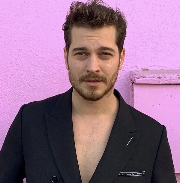 Gaddar dizisiyle gönülleri fetheden Çağatay Ulusoy, yeni projesi Eşref Rüya’da da karizmasıyla resmen döktürüyor!