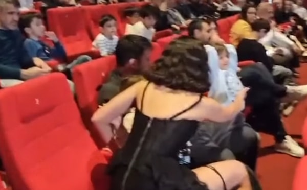 Ünlü çift, "Köstebekgiller: Ata Tohumu Muhafızları" filminin galasına katıldı. Akil cephesinden gelen öpücük hamlesi dikkat çekti.