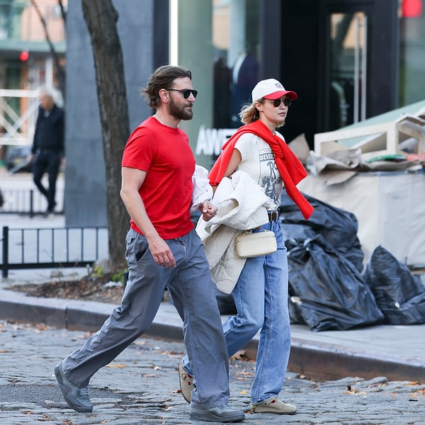 Hadid, 2023 senesinden bu yana ünlü aktör Bradley Cooper ile aşk yaşıyor.