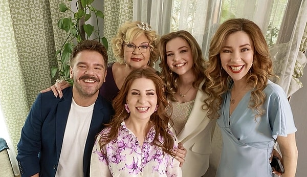 Bildiğiniz üzere 2000'lerin başına damga vuran aile dizisi Sihirli Annem, sinema filmi olarak geri döndü. Görseli