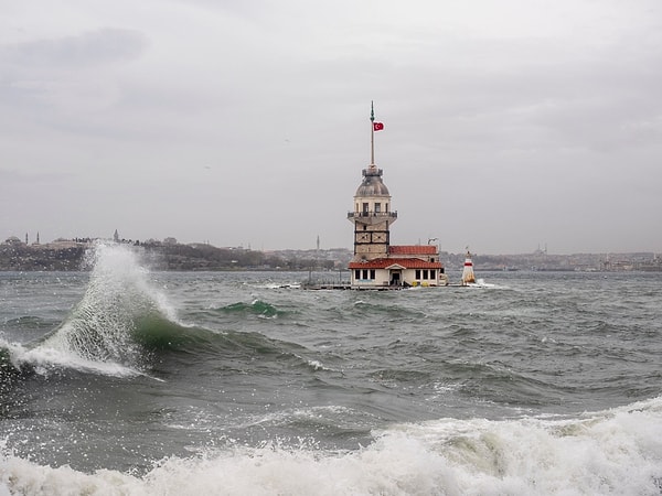 AKOM 1 Mayıs Perşembe gününe kadar rüzgarın kent genelinde kuvvetli ve fırtına şeklinde esmesi beklendiği açıklanırken kuvvetli rüzgar ve fırtına nedeniyle yaşanabilecek ağaç ve direk devrilmesi, çatı ve tabela uçması ile ulaşımda aksamalar gibi durumlara karşı İstanbulluların dikkatli ve tedbirli olmaları istendi.