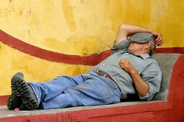 Gelin, siesta ve riposonun tarihinde bir yolculuğa çıkalım.