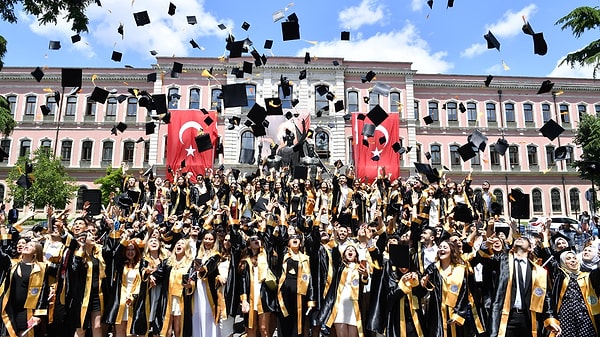 Sen üniversitenin yıldızısın! Bilginle parlıyorsun!