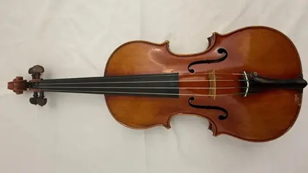 Bu ikonik keman, Evans-Jones tarafından 2013 yılında özel bir koleksiyoncuya satılmıştı. Görseli