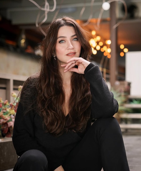 Şimdilerde “Eşref Rüya” dizisinde canlandırdığı Irmak karakteriyle gündemde olan oyuncu, bu kez setten değil, sosyal medyaya düşen dans videosuyla tüm dikkatleri üzerine çekti! Görseli