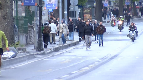 İstanbul Valiliği'nin dün aldığı karar gereği bazı ilçelerde yollar sabah saat 05.00 itibari ile trafiğe kapatıldı.