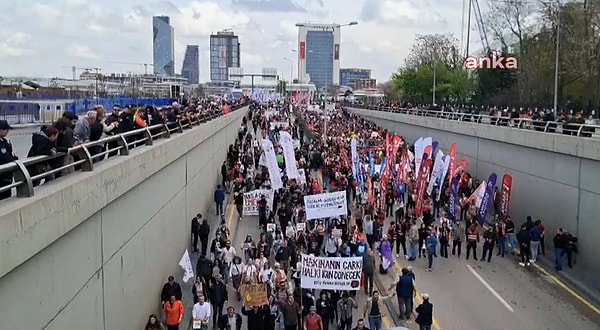 Yürüyüş öğrenciler tarafından yoğun ilgi gördü.