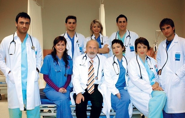 Show TV'de yayınlanan Doktorlar, bir dönem televizyonda fırtına gibi esmişti. Görseli