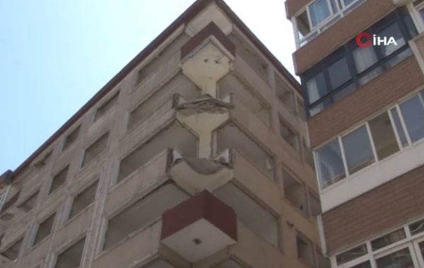 Ekipler olay yerine sevk edilirken yaralı vatandaşa da müdahale edildi.