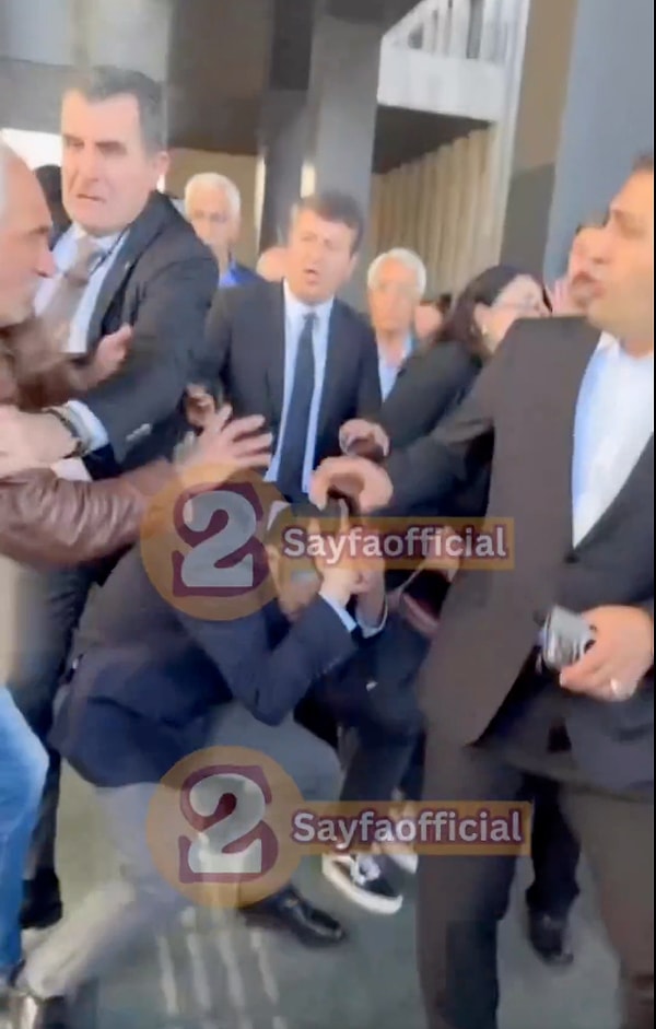 Sırrı Süreyya Önder’in anma törenine katılan CHP Genel Başkanı Özgür Özel’e yumruklu saldırı düzenlendi.