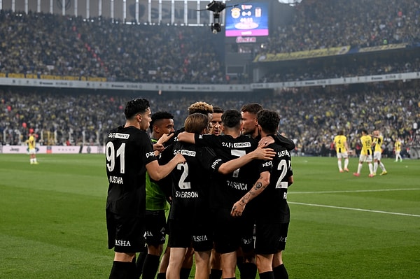 Beşiktaş, Fenerbahçe deplasmanında bulduğu golle tribünleri karıştırdı.