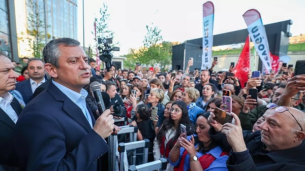 Özgür Özel, Ankara'da halka sesleniyor.