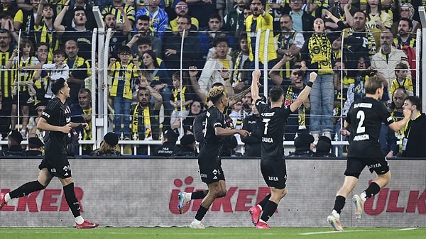 Beşiktaş'a kaybeden Fenerbahçe şampiyonluk yarışını mucizelere bıraktı.