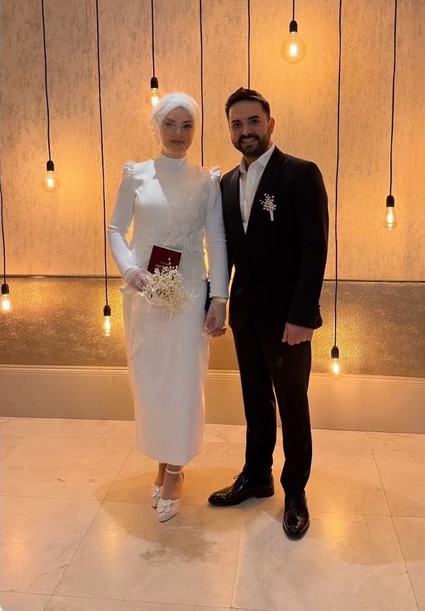 Gamze Türkmen'in nikahta giydiği gelinliği ve aksesuarları da bir hayli dikkat çekti. Kimileri çok beğenirken kimileri de biraz basit buldu.