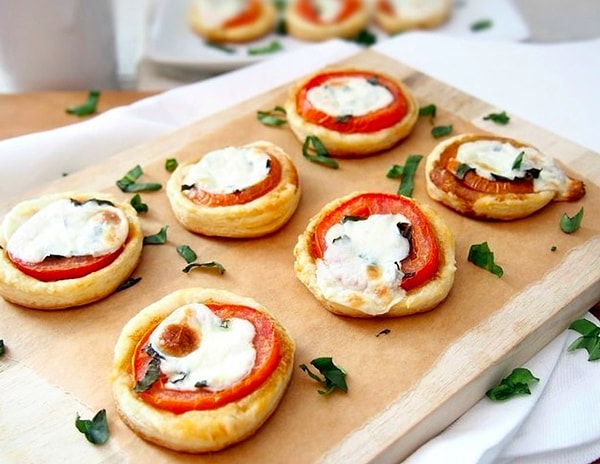 1. Mini Caprese Milföy Lokmaları ve Baharatlı Kabak Cipsleri Görseli