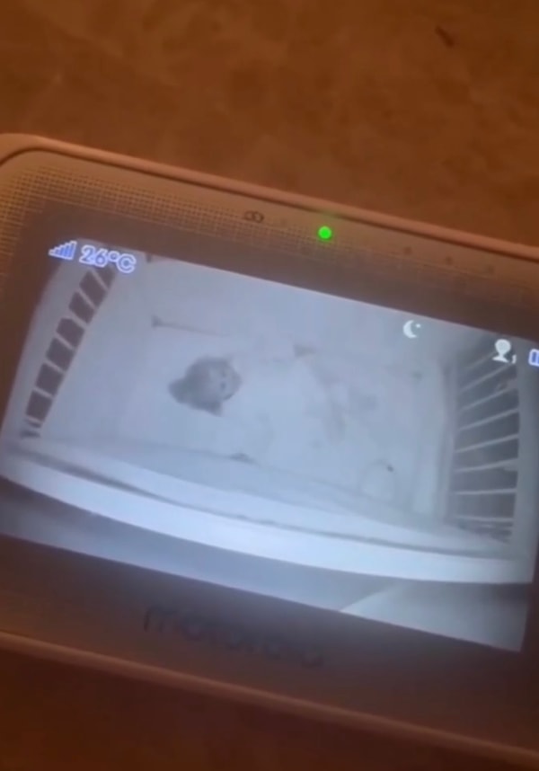 Bebişin sakin tavrı kimseden yanıt alamasa da sürmüştü.