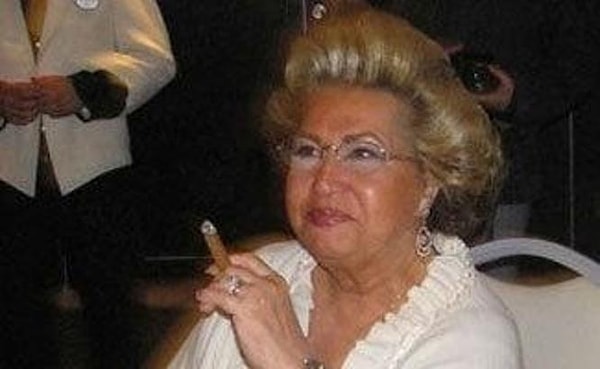 O Türkiye'nin gelmiş geçmiş en havalı First Lady'si. Röfleli sarı saçları, heybetli duruşu ve dominant tavırlarıyla tanınan Semra Özal'dan bahsediyoruz. Görseli
