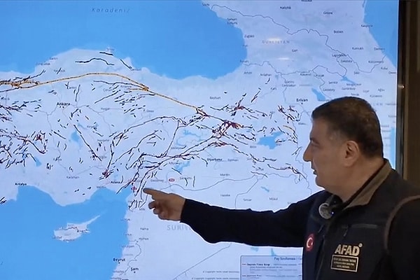 AFAD, Türkiye’nin güncel Deprem Tehlike Haritası’nı paylaştı. AFAD, Türkiye Deprem Tehlike Haritası'nda 485 diri fay segmenti bulunduğunu açıkladı.