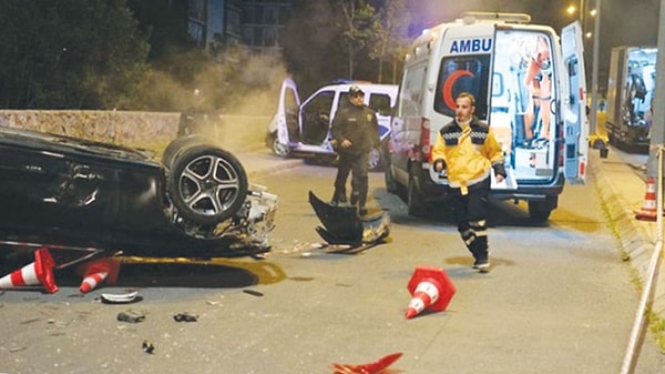 Üstelik kazada ölen tek kişi Hulki değilmiş! Hulki ve Beril de kader bu ya doğuma yetişiyorlarmış. Görseli