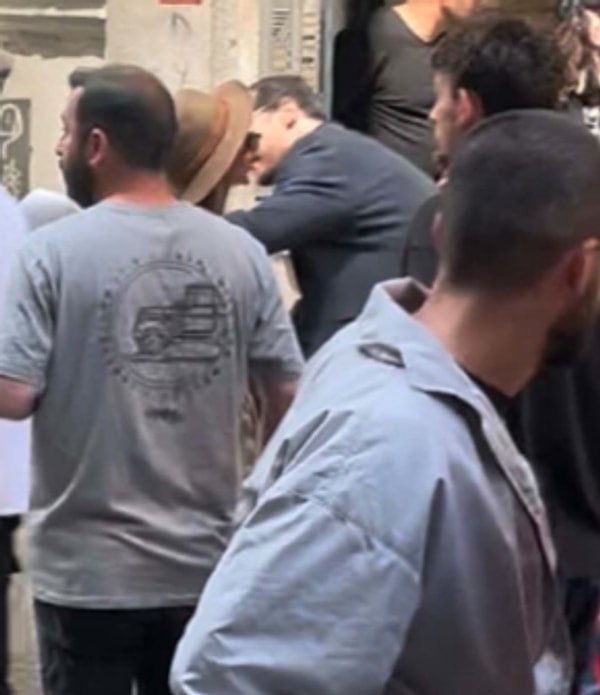 Daha önce Demet Özdemir ve sevgilisinin Eşref Rüya'da buluşmasıyla ilgili düşüncelerini de dile getiren isim dizinin setinde Ulusoy'u ziyaret etti.