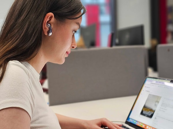 FreeBuds 6, çok yönlü kullanım yapısıyla ofis hayatında toplantılardan video aramalara, spor sırasında motivasyon sağlayan playlist’lere kadar her senaryoda kullanıcıyı yarı yolda bırakmıyor.