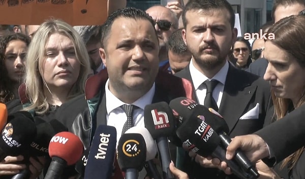 Avukatın açıkladığına göre, daha önce bıçağı kavganın ardından oradaki bir tezgahtan aldığını söyleyen failin, bıçağı alış saati ortaya çıktı. Görseli