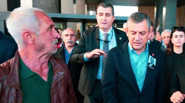 Özgür Özel AKM çıkışı saldırıya uğramış. Pek çok farklı kanattan siyasetçi olayı kınamıştı.