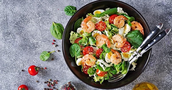 4. Karides Salatası ve Mini Ispanaklı Börek Ruloları