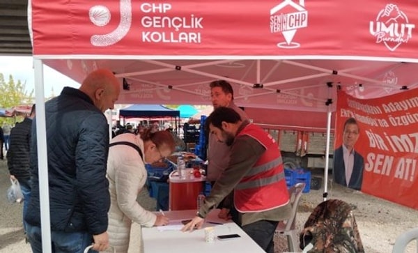 Samsun'da CHP standına saldırı gerçekleşti. Görseli