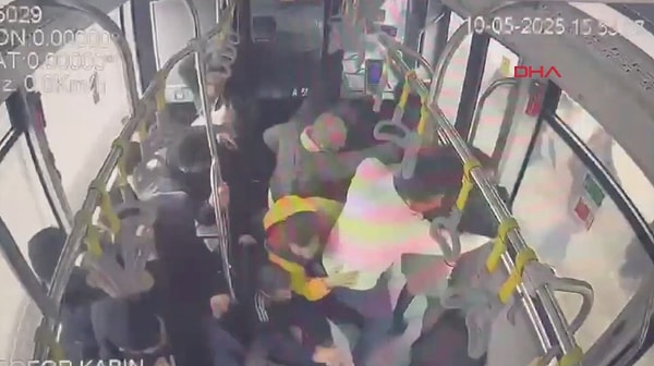 Ayrıca metrobüsün içinden çekilen ve yolcuların savrulduğu anların görüntüleri de paylaşıldı; Görseli