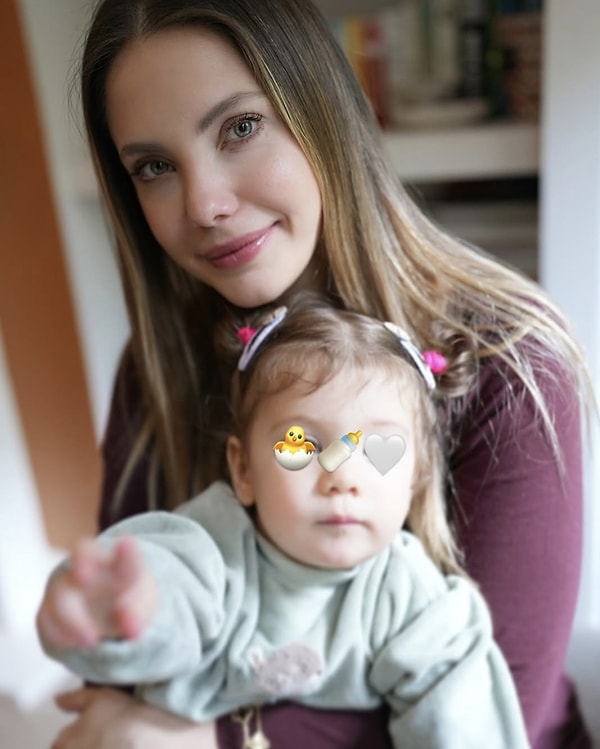 Sanıyoruz ki haklı da çıktık. Anneler Günü'nde kızı Mina İpek'le yeni bir pozunu paylaşan Eda Ece, bu sefer bebeğinin sadece gözlerine emoji koydu.