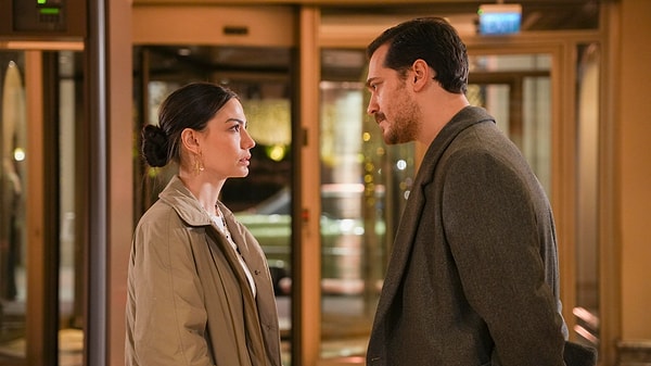 Demet Özdemir ve Çağatay Ulusoy'u bir araya getiren Eşref Rüya, kısa sürede büyük bir ilgi görmeyi başardı. Görseli