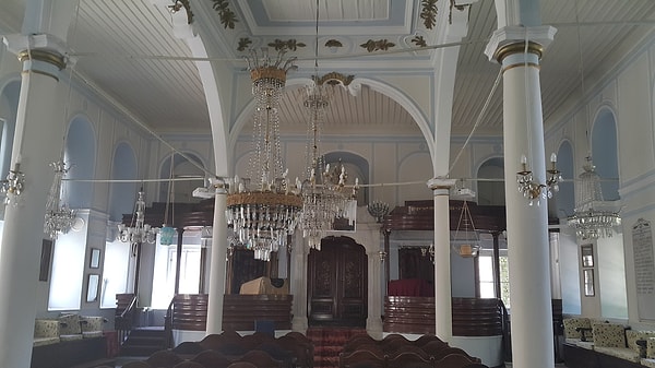 1. Sinyora (Giveret) Synagogue: One of the Oldest in Izmir