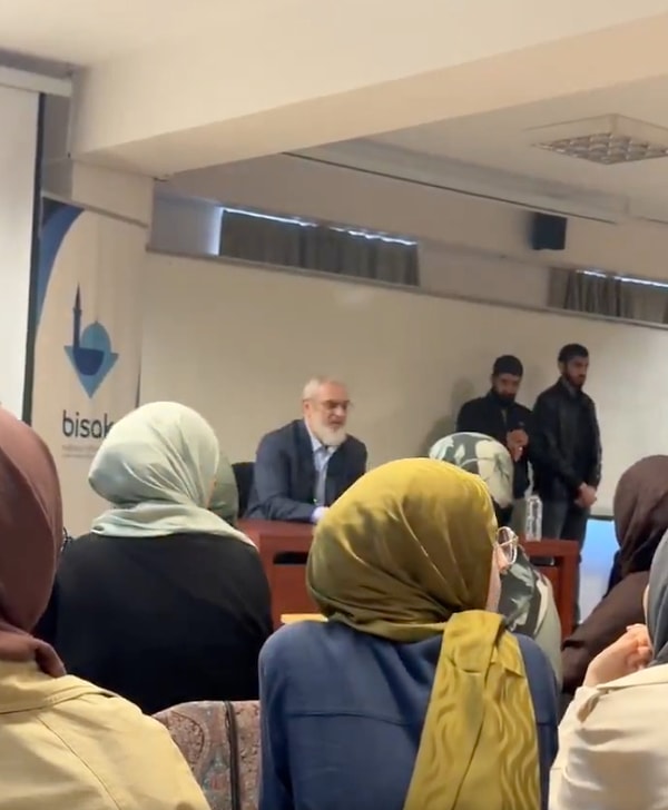 Nureddin Yıldız’a katıldığı etkinlikte yumurta atıldı.