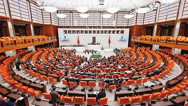 28. Yasama Dönemi'nde, Saadet Partisi Kocaeli Milletvekili Hasan Bitmez'in, 14 Aralık 2023'te hayatını kaybetmesiyle 600 olan milletvekili sayısı 599 oldu.