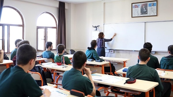 Milli Eğitim Bakanı Yusuf Tekin imzasıyla yayımlanan "2025-2026 Eğitim ve Öğretim Yılı Çalışma Takvimi" konulu genelge tüm illere gönderildi. Görseli