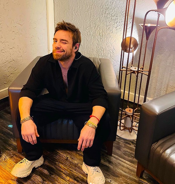 De beroemde zanger Murat Dalkılıç, die al vele jaren in ons leven is, is een van de eerste namen die in ons opkomt als we het over Turkse pop hebben!
