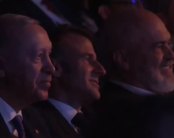 Kendi bebek halini dikkatle izleyen Cumhurbaşkanı Recep Tayyip Erdoğan, bebek Erdoğan'ın selamını aldıktan bir süre sonra gülümsedi. Görseli