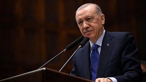 Bir diğer gazeteci ise Erdoğan'a "Sayın Devlet Bahçeli'yle birlikte 50 yıllık bir kabusu bitirdiniz. Bu, aslında Nobel Barış Ödülü gerektiren bir adım, bir devrim. Çünkü PKK, tarihinde ilk kez, fesih ile birlikte, silah bıraktığını açıkladı. Bundan sonra beklenti ya da beklentilerimiz ne olacak? Tam olarak ne olduğunda biz 'tamam işte oldu' diyeceğiz?" diye sordu.