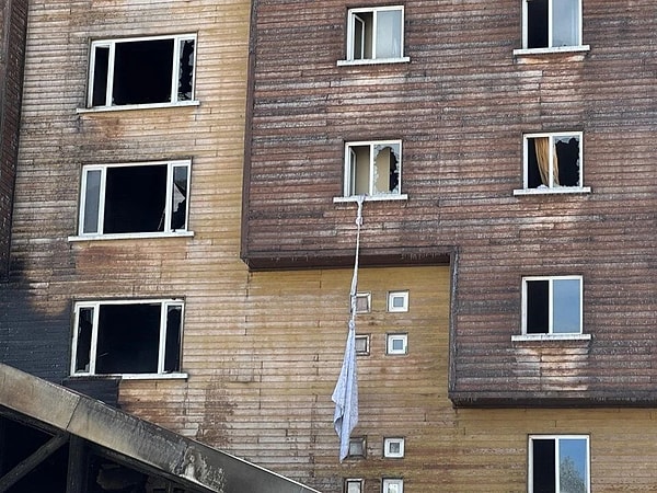 Cihazdaki ısınma nedeniyle ızgara iletkenlerinde var olan aşınma ve yaşlanma gibi etkilerle kısa devre meydana geldi.