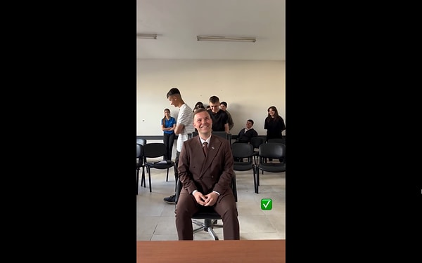 Koro şefi, şarkılarını seslendiren öğrencilerini seslerinden tanımaya çalıştı. Görseli