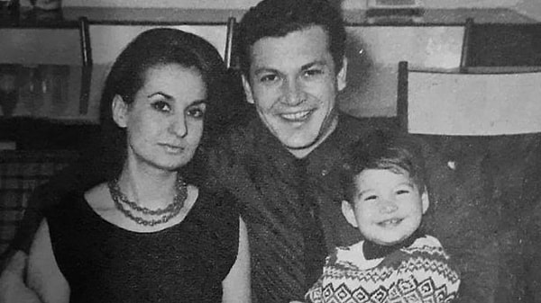 Özel hayatında da sadeliği ve bağlılığıyla tanındı.