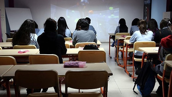 398 kişinin sınıf geçme işlemi iptal edildi.