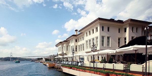 İstanbul Gayrimenkul Satış İcra Dairesi, Beşiktaş ilçesi Kuru Çeşme Mahallesi 169 ada 18,15 ve 23 parselde faaliyet gösteren Les Ottomans Hotel’i 1 milyar 395 bin TL muhammen bedelle satışa çıkardı. Görseli
