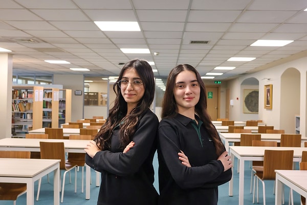 Darüşşafaka Lisesi 11'inci sınıf öğrencisi Belinay Eğer ve 10'uncu sınıf öğrencisi Defne Aslan, başarılarıyla herkesi gururlandırdılar. Görseli