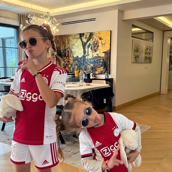 Dragana Tadic, profil fotoğrafını çocuklarının Ajax formasıyla verdiği pozu yaptı, daha sonra geri adım attı Görseli