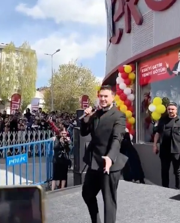 Mustafa Ceceli, twarz marki meblowej, pojawił się na otwarciu sklepu.