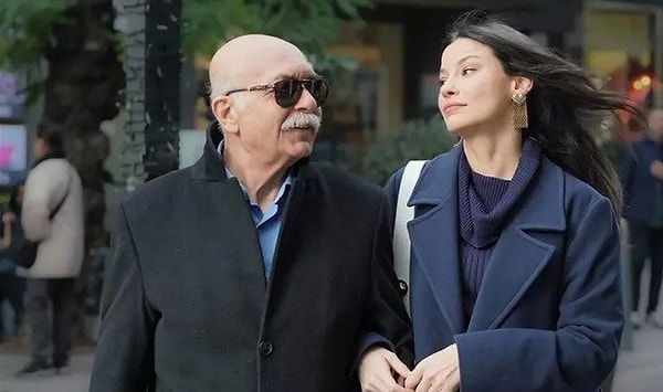 Geçtiğimiz haftalarda uzun süredir ilk kez Snob Magazin muhabirlerinin objektifine takılan Tanrıöğen, yanında hemşiresiyle birlikte görüntülenmişti. Görseli